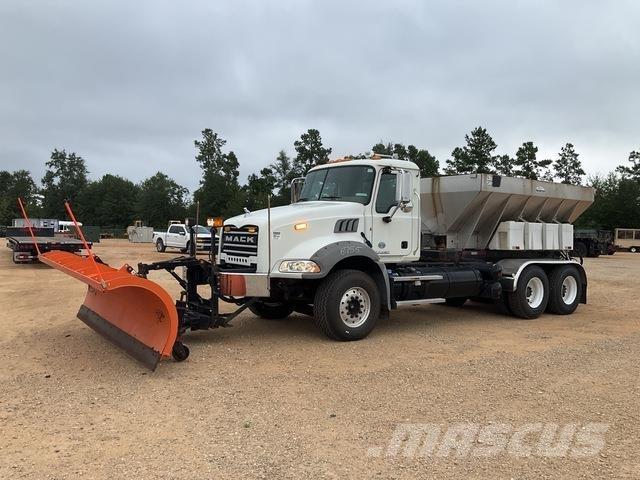 Mack GU813 Kum ve tuz serpiciler