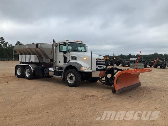 Mack GU813 Kum ve tuz serpiciler