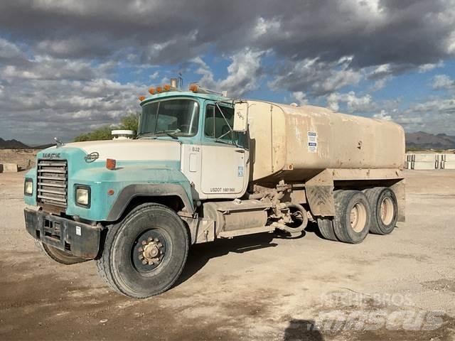 Mack RD690S Su tankerleri