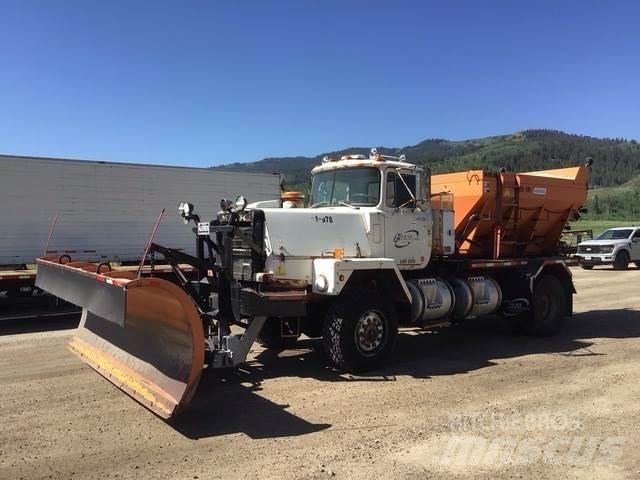 Mack RM6 Kar küreme biçaklari