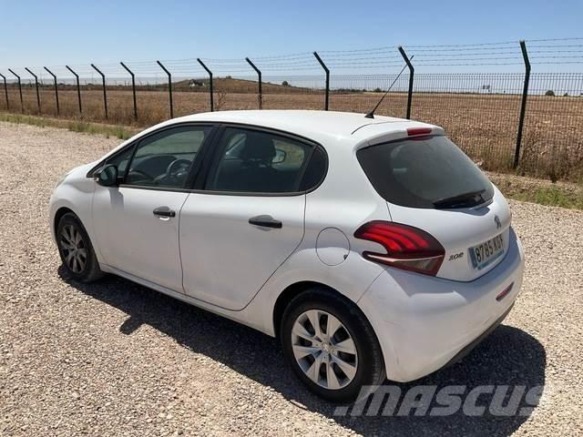 Peugeot 208 Otomobiller