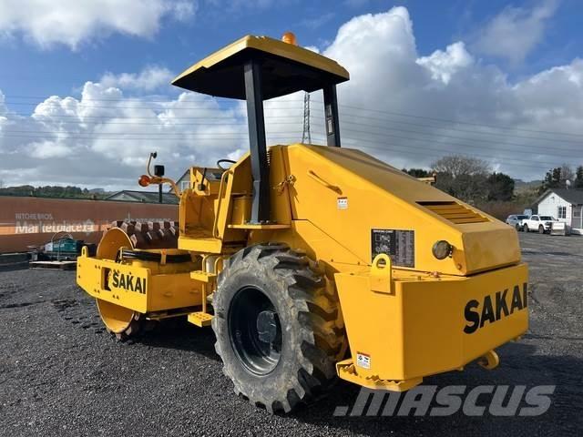 Sakai SV400TF Tek tamburlu silindirler