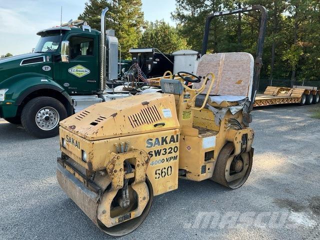 Sakai SW320 Çift tamburlu silindirler