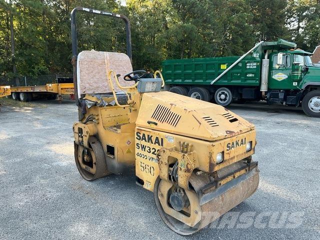 Sakai SW320 Çift tamburlu silindirler