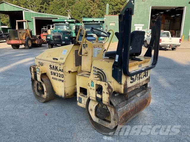 Sakai SW320 Çift tamburlu silindirler