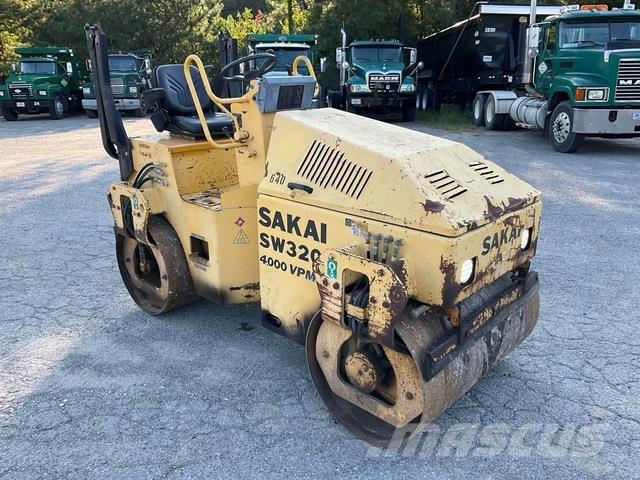 Sakai SW320 Çift tamburlu silindirler