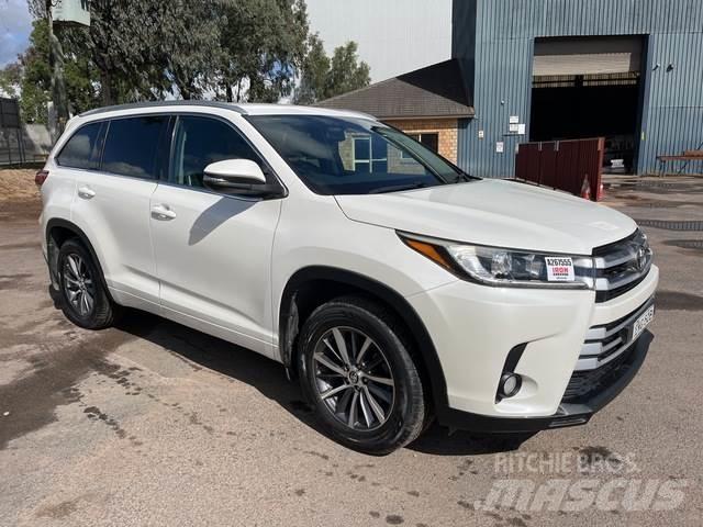 Toyota Kluger Otomobiller