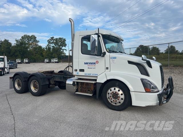 Volvo VNL64T Çekiciler