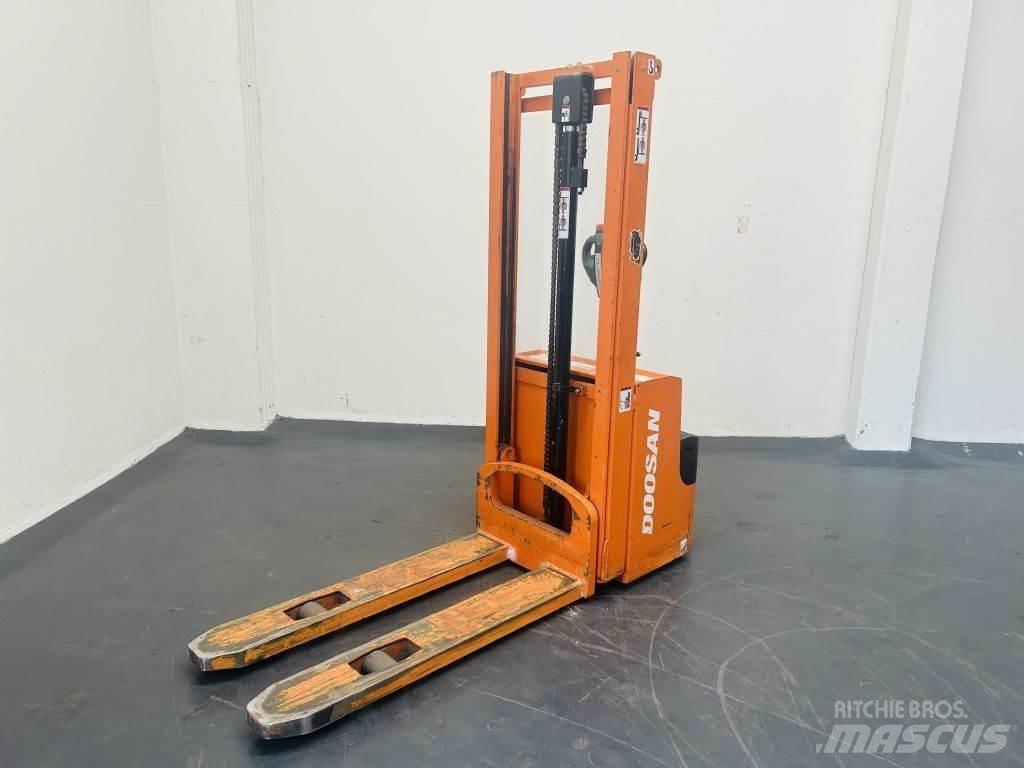 Doosan LEDS12.5C Yaya kumandali istif makinasi