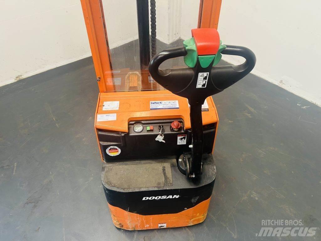 Doosan LEDS12.5C Yaya kumandali istif makinasi