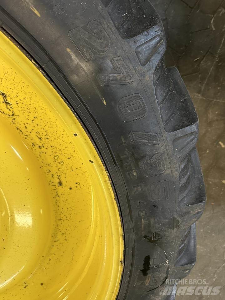 John Deere 740I Çekilir pülverizatörler