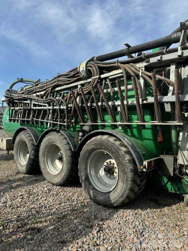 Samson PG 25 Sivi gübre ve ilaç tankerleri
