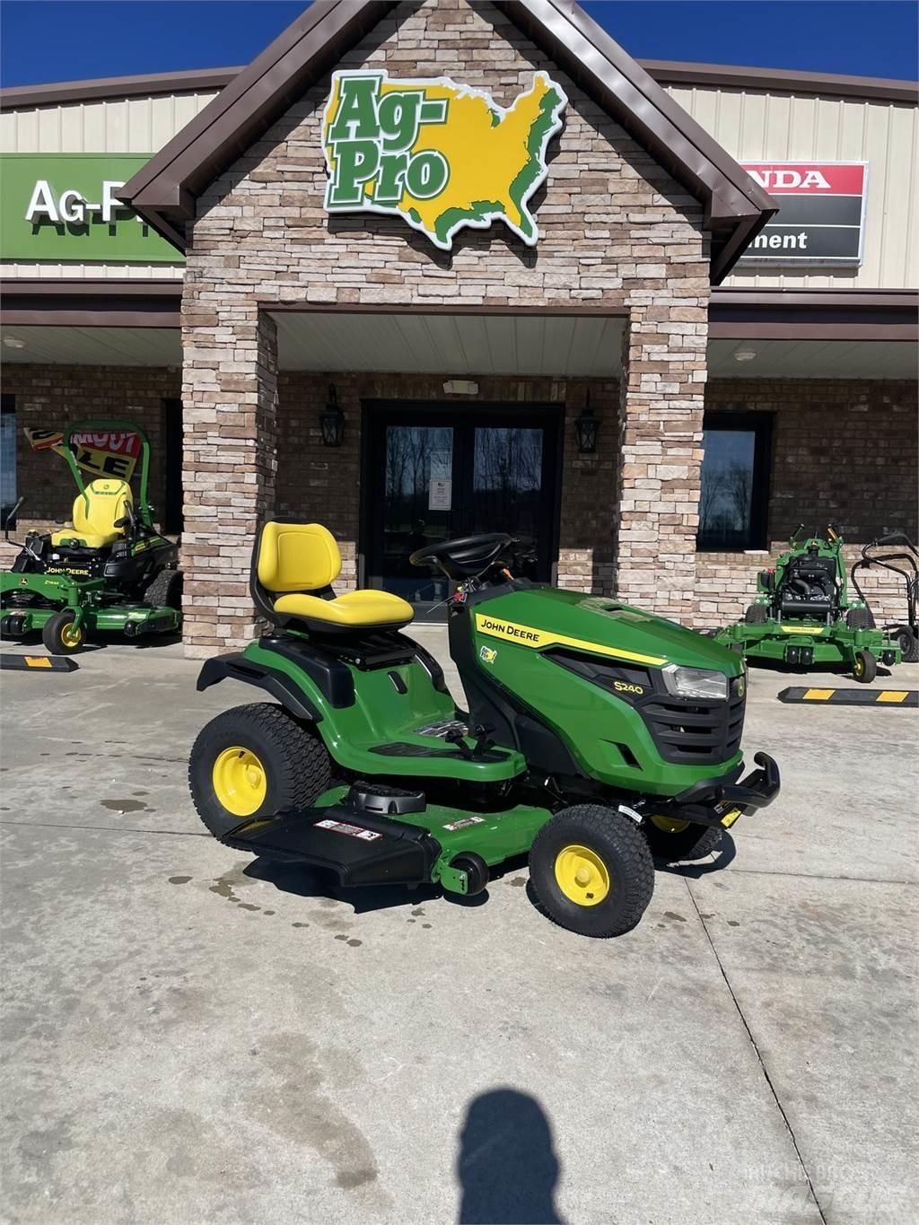 John Deere S240 Traktörler