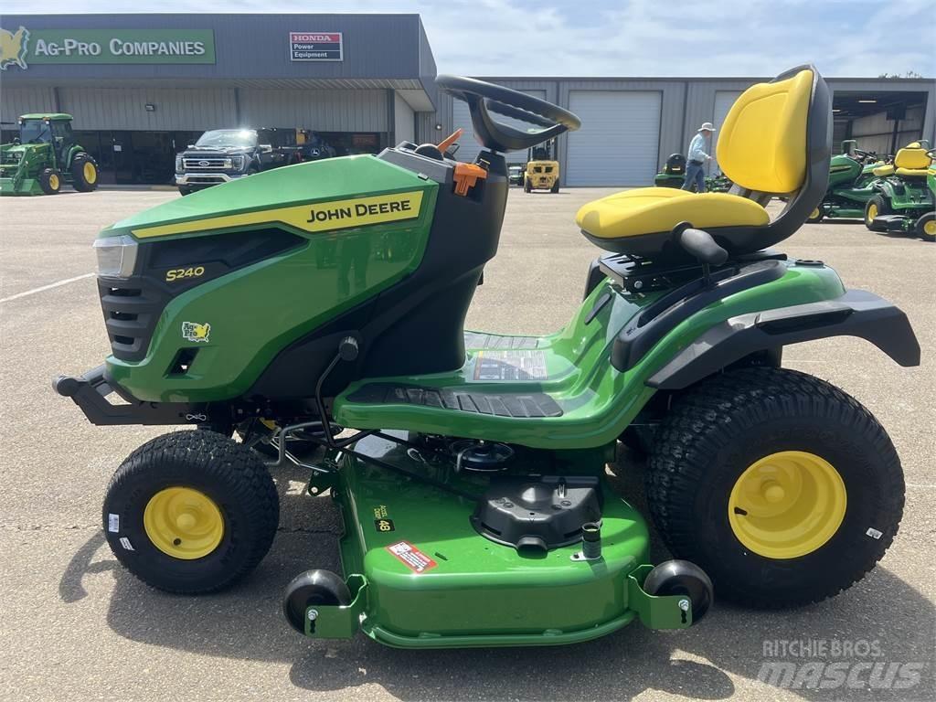 John Deere S240 Traktörler