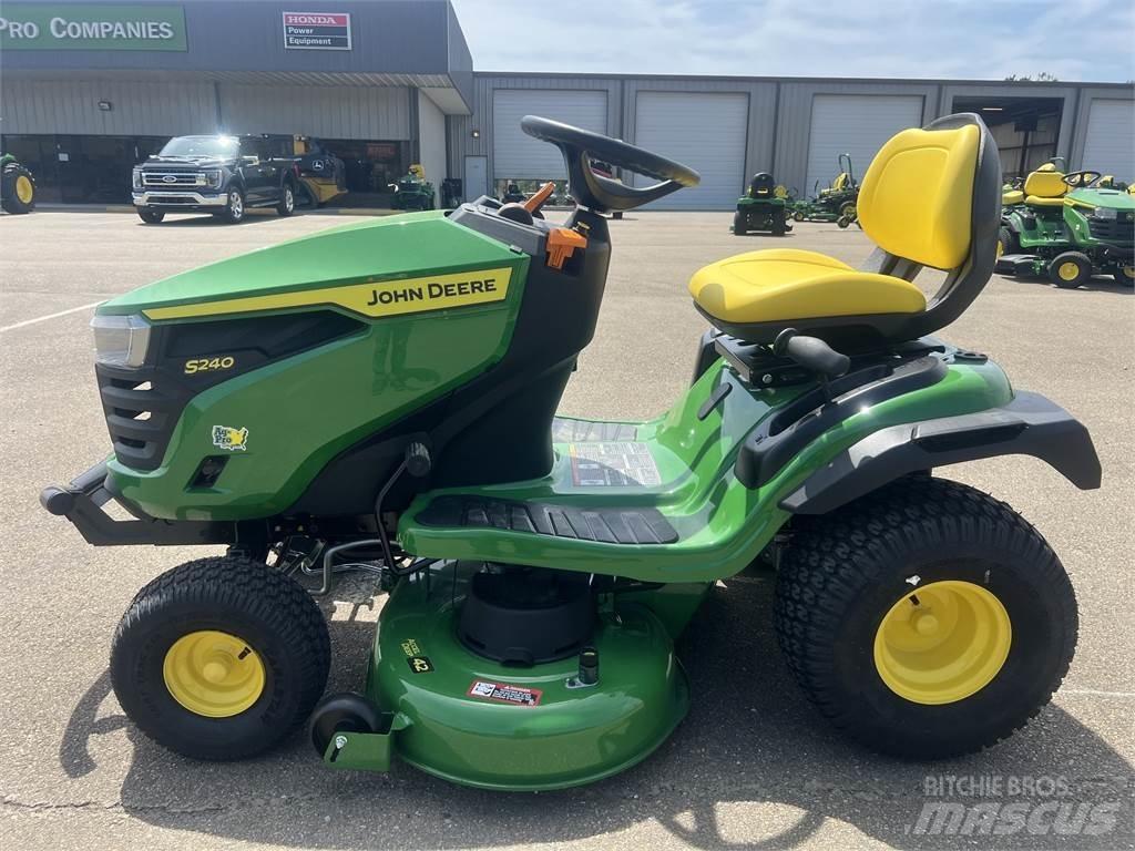 John Deere S240 Traktörler