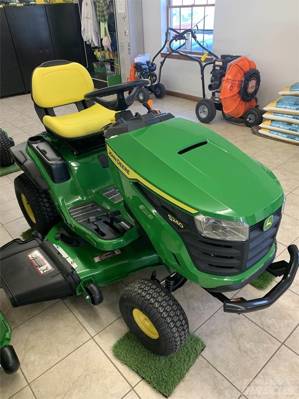 John Deere S240 Traktörler