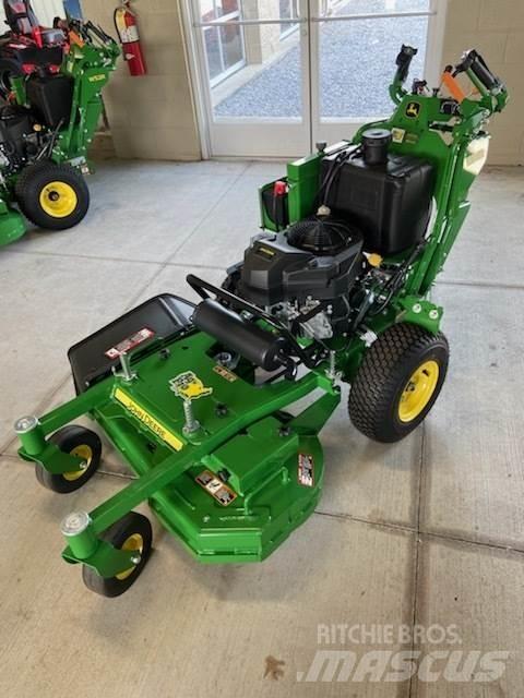 John Deere W36R Arkasından yürünen çim biçme makineleri
