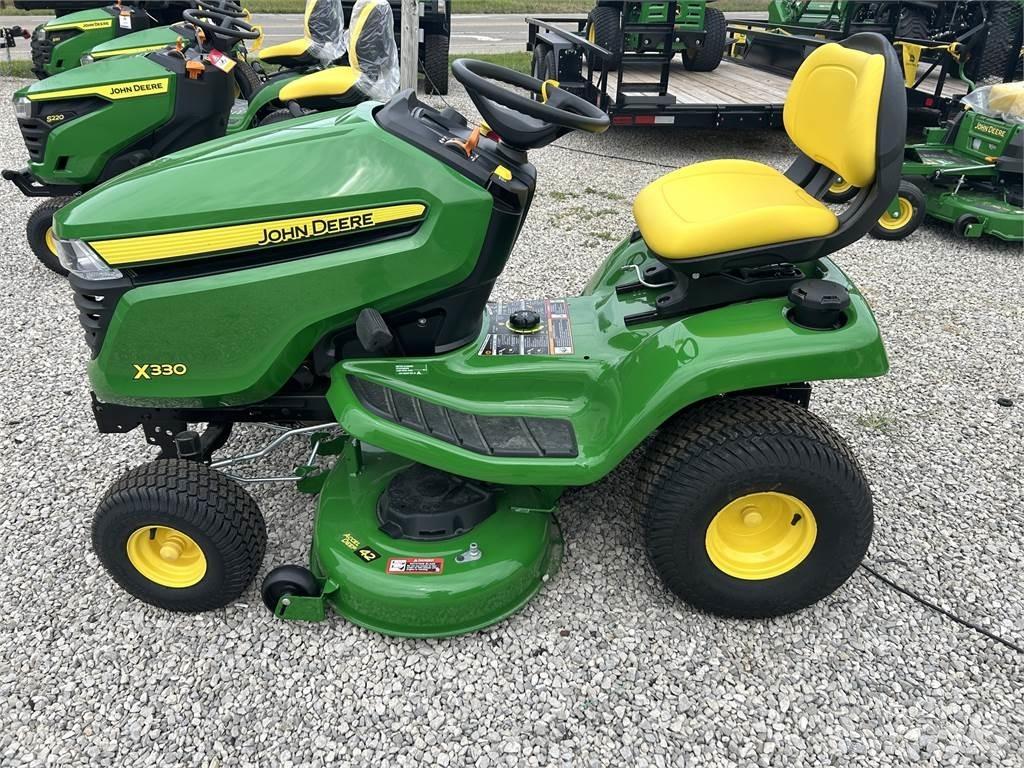 John Deere X330 Traktörler