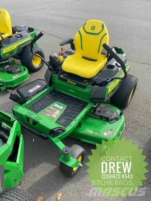John Deere Z330R Sıfır dönüşlü çim biçme makineleri
