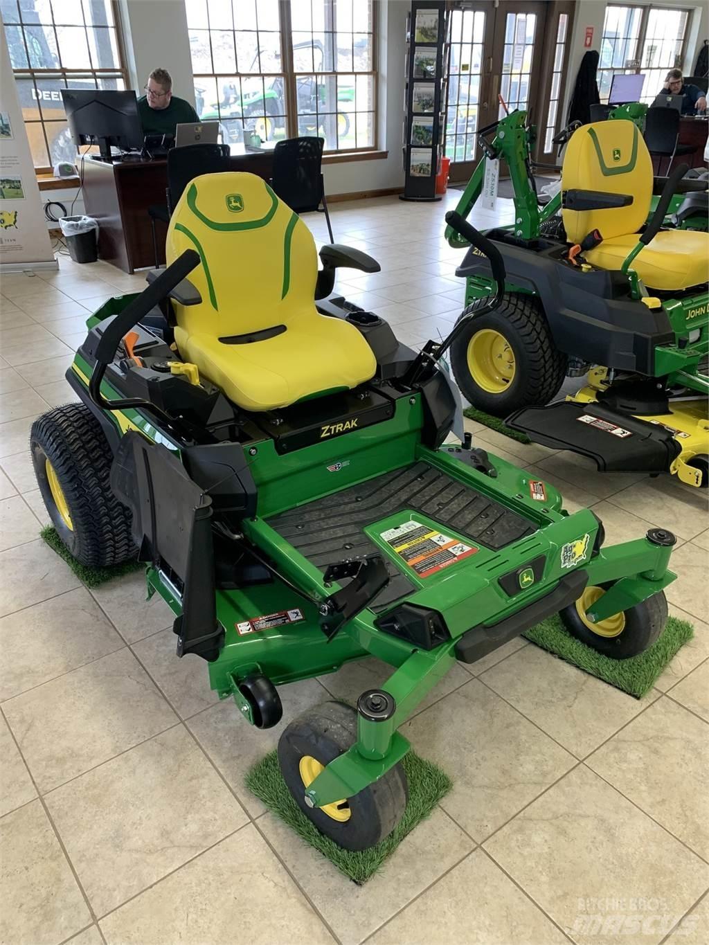 John Deere Z330R Sıfır dönüşlü çim biçme makineleri