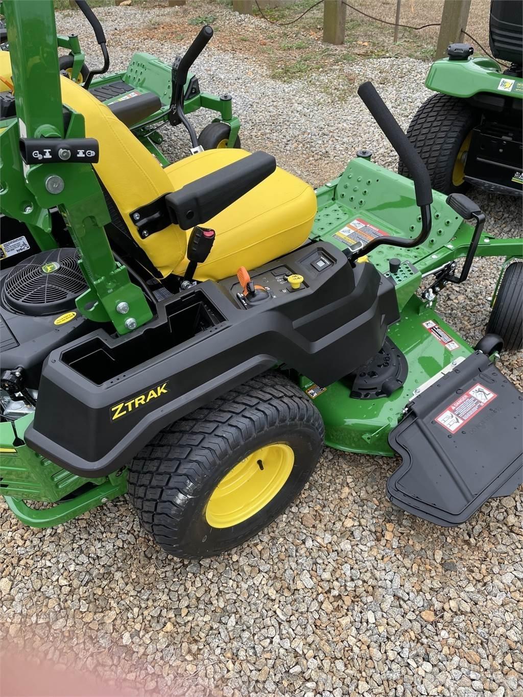 John Deere Z515E Sıfır dönüşlü çim biçme makineleri