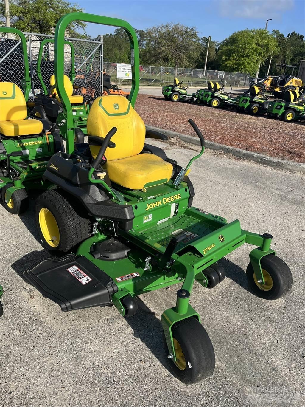 John Deere Z730 Sıfır dönüşlü çim biçme makineleri