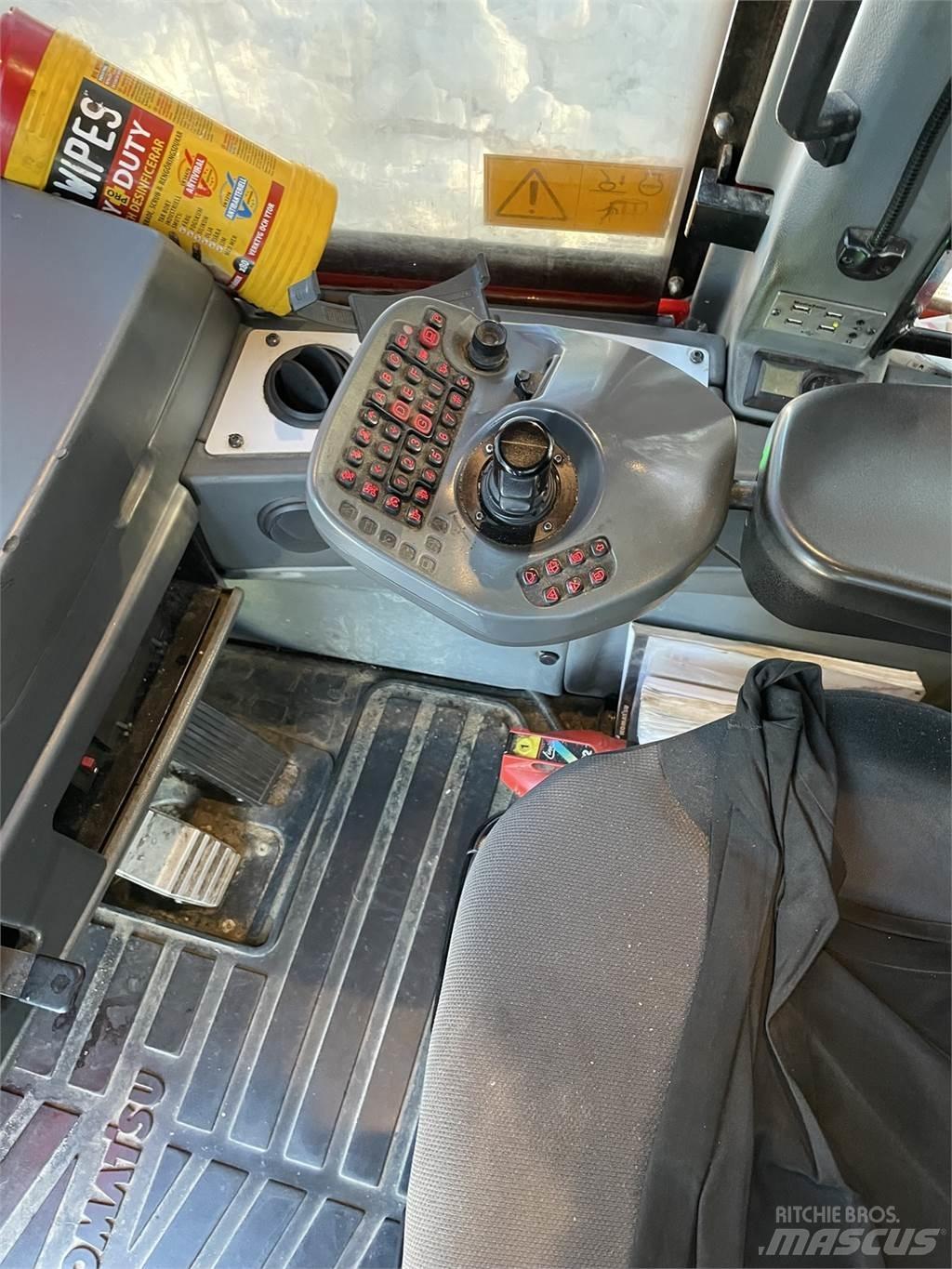 Komatsu 895 Tomruk yükleyici traktörler