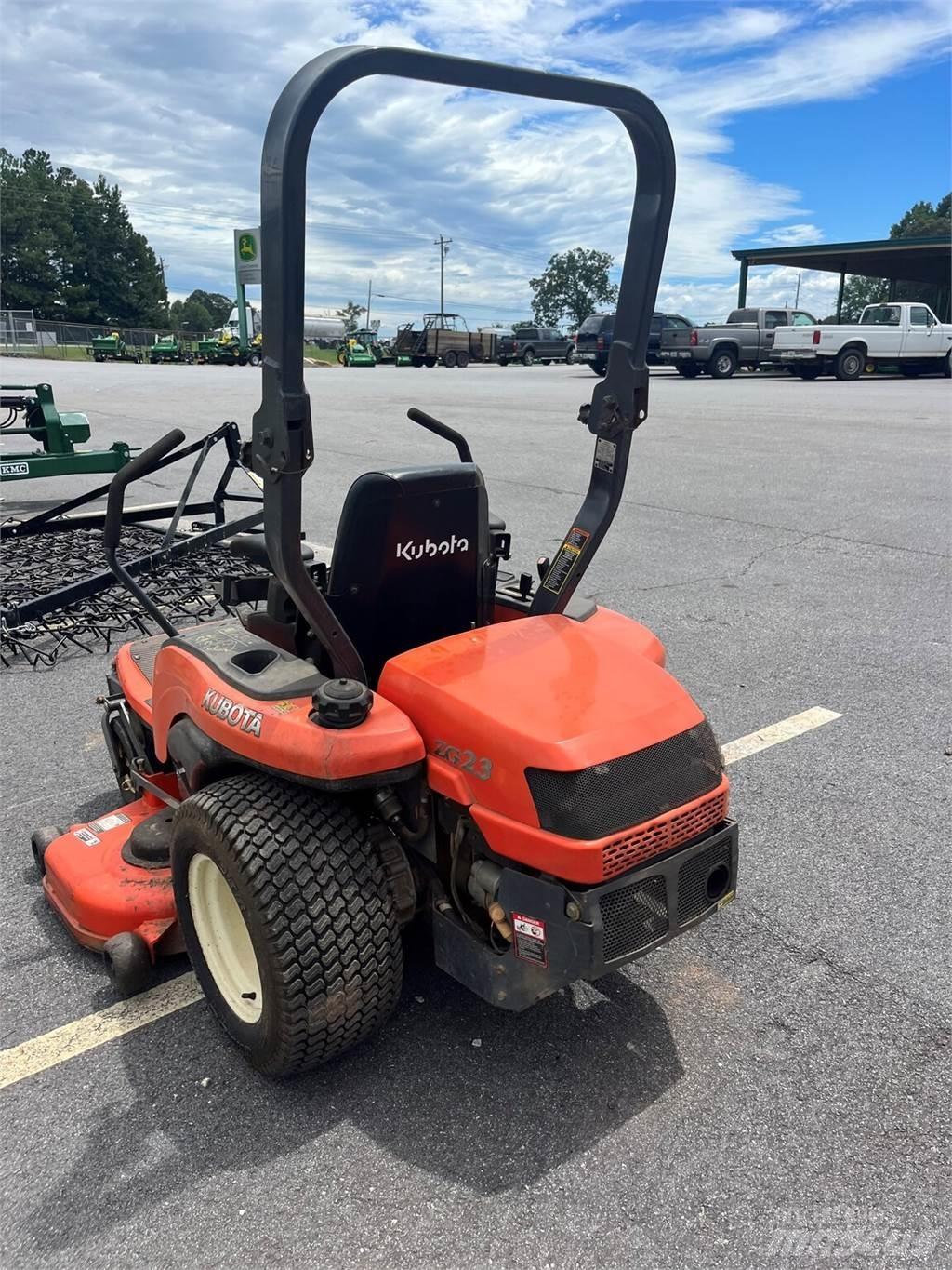 Kubota ZG23 Sıfır dönüşlü çim biçme makineleri
