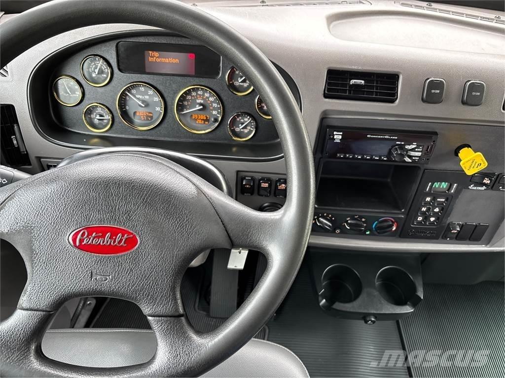 Peterbilt 348 Kapali kasa kamyonlar