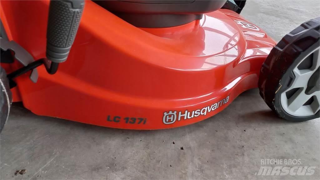 Husqvarna LC 137i Mobil çim biçme makineleri