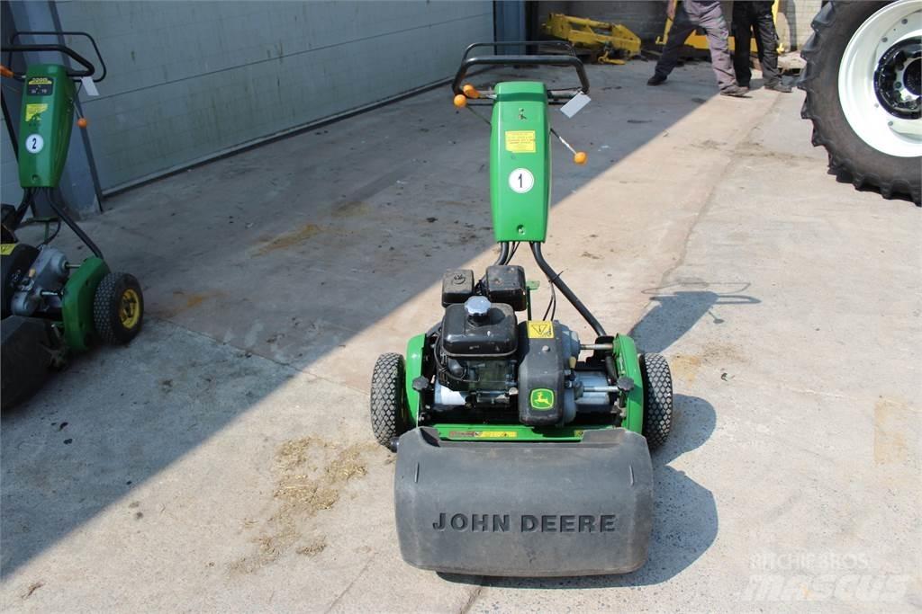 John Deere 220B Arkasından yürünen çim biçme makineleri