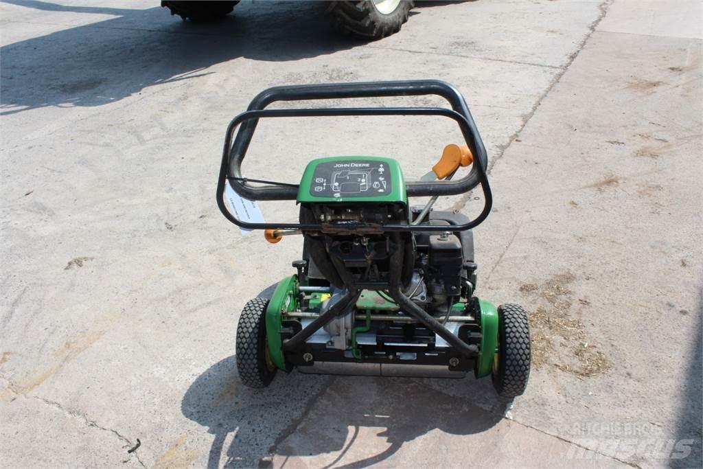 John Deere 220B Arkasından yürünen çim biçme makineleri