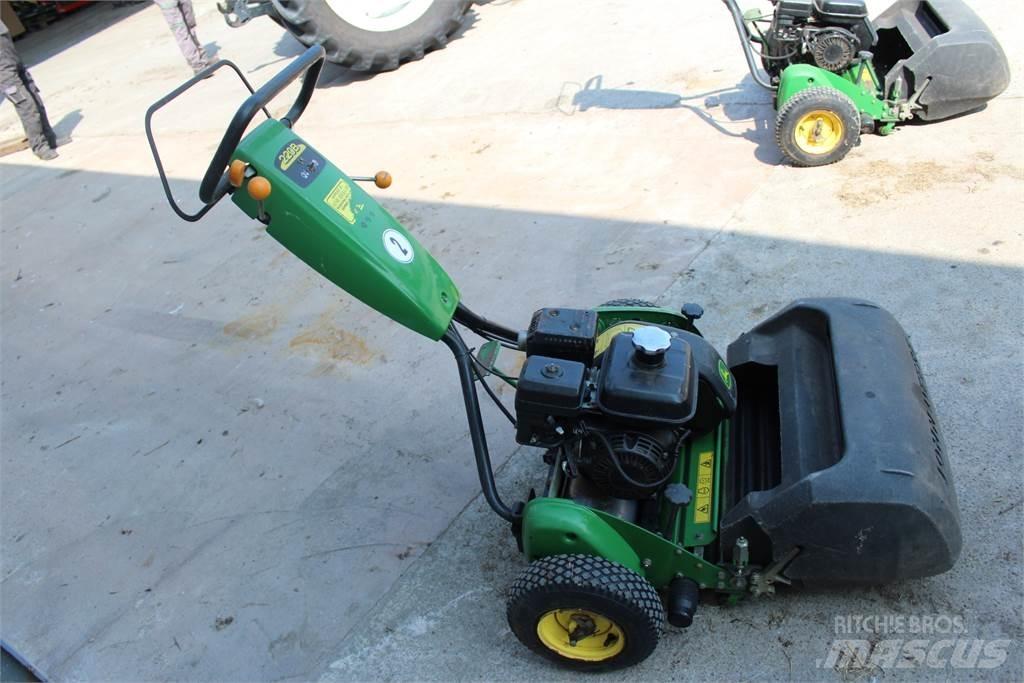 John Deere 220B Arkasından yürünen çim biçme makineleri
