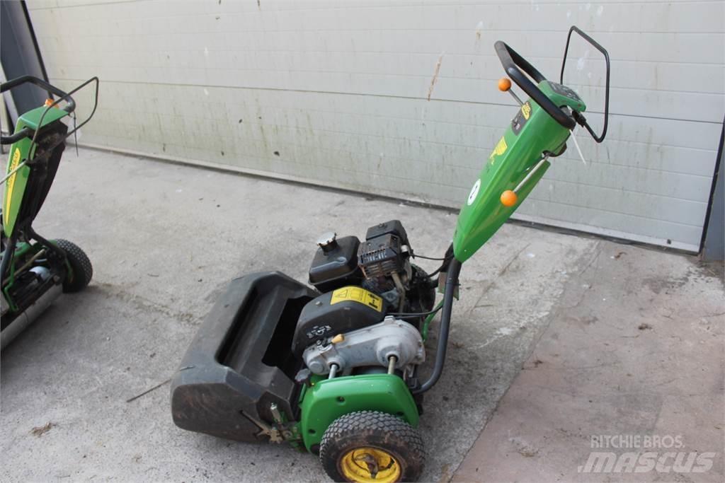 John Deere 220B Arkasından yürünen çim biçme makineleri