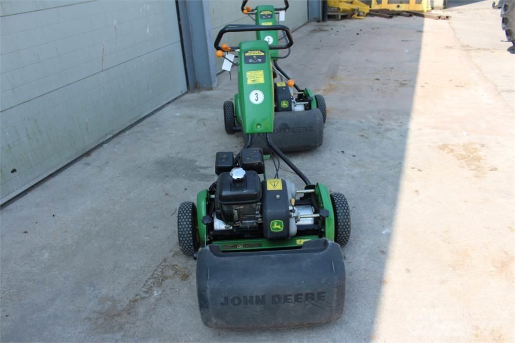 John Deere 220B Arkasından yürünen çim biçme makineleri
