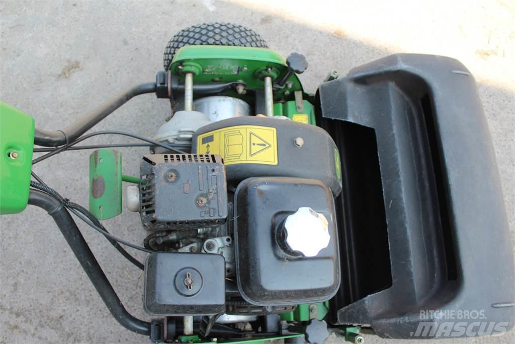 John Deere 220B Arkasından yürünen çim biçme makineleri
