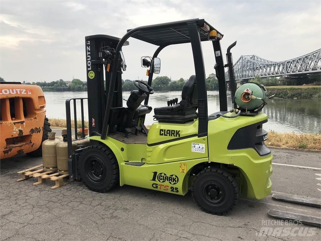 Clark GTS25L Diger