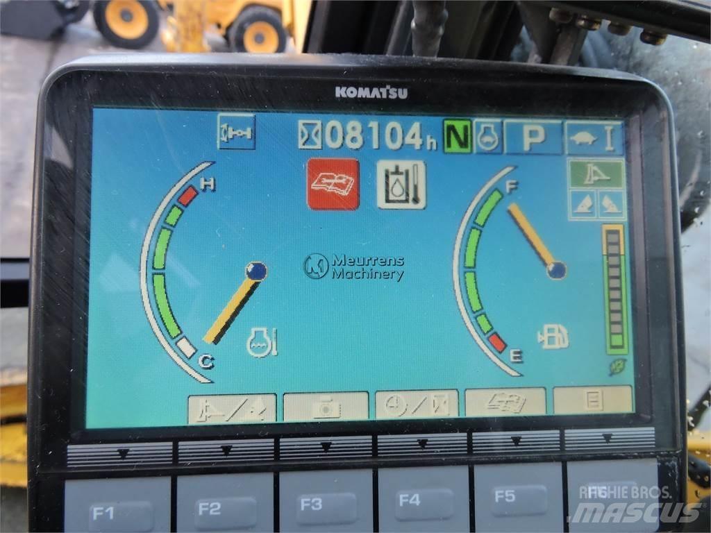 Komatsu PW98 Lastik tekerli ekskavatörler