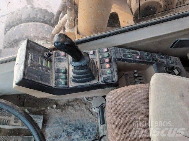 CAT M320 Lastik tekerli ekskavatörler