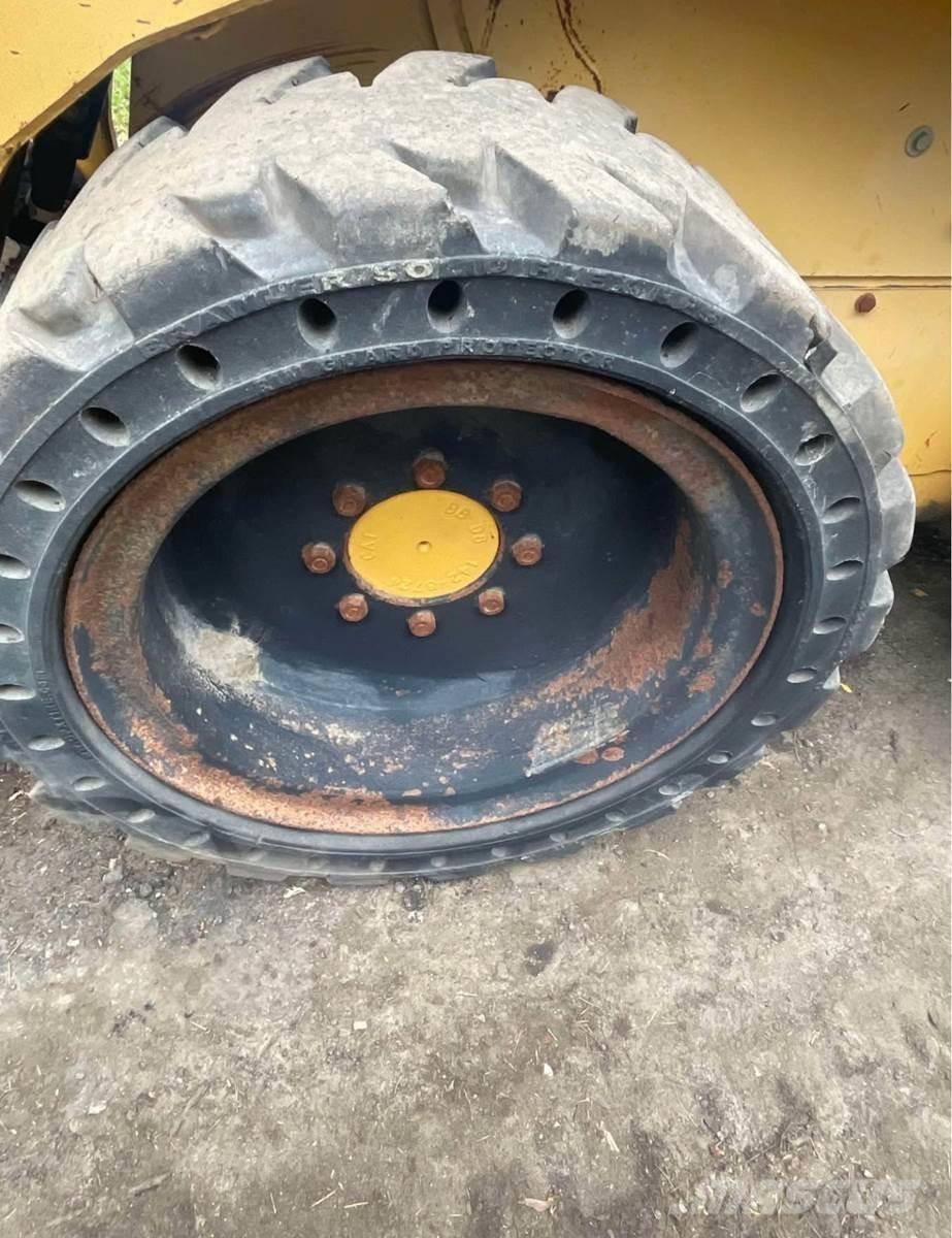 CAT 242 Skid steer loderler