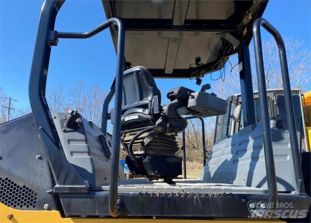 CAT CB15 Tek tamburlu silindirler
