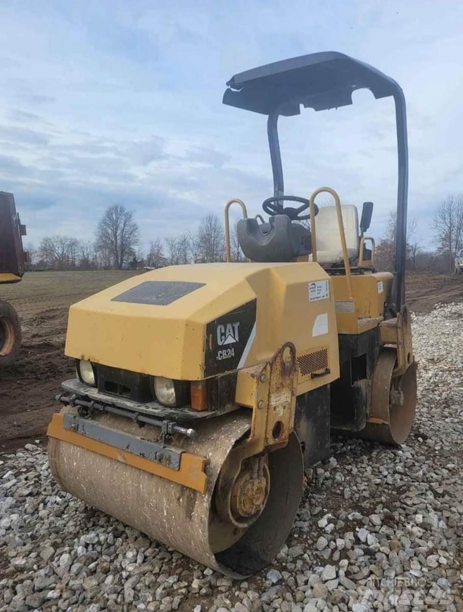 CAT CB24 Tek tamburlu silindirler