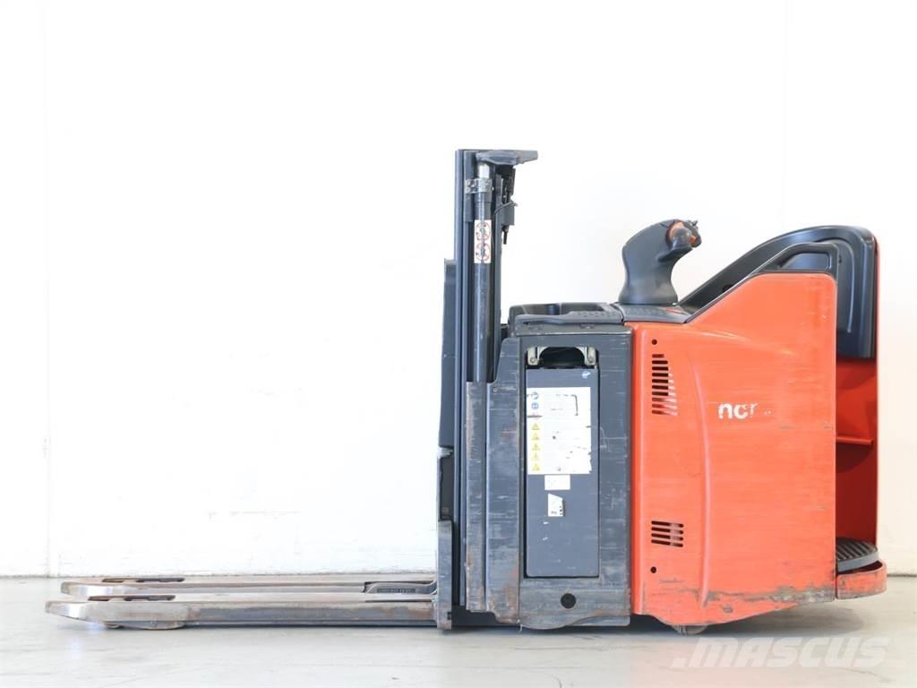 Linde D12SP/133-01 Yaya kumandali istif makinasi
