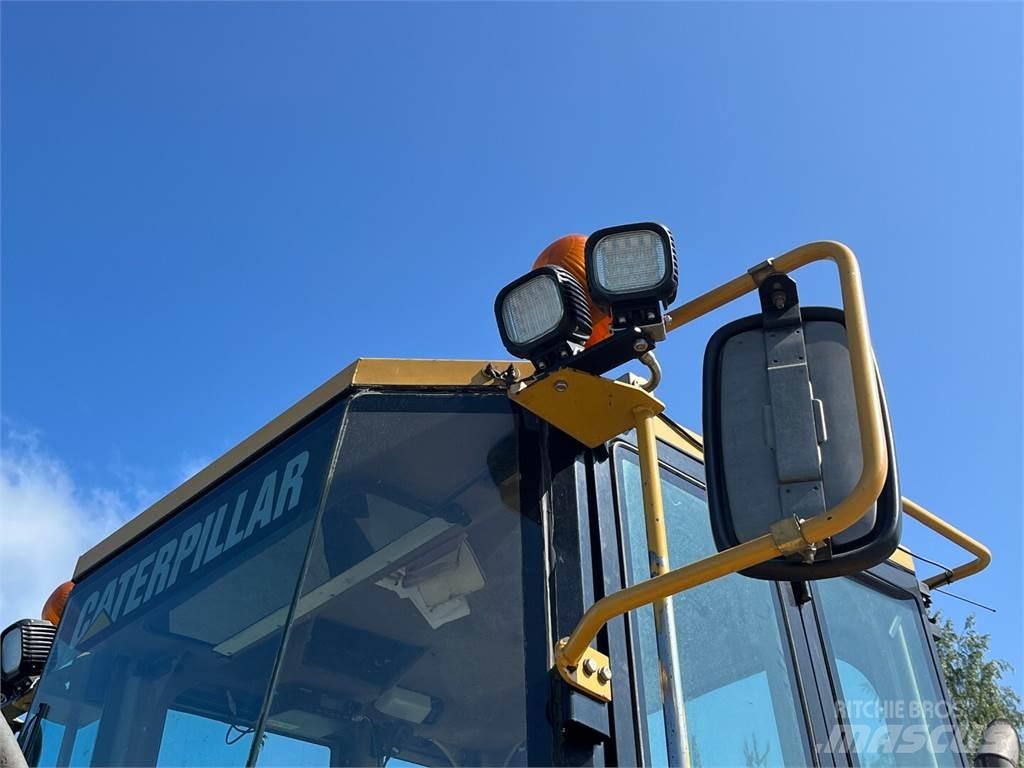 CAT IT24F Tekerlekli yükleyiciler