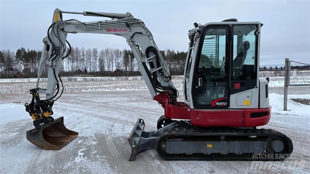 Takeuchi TB257FR Mini ekskavatörler, 7 tona dek