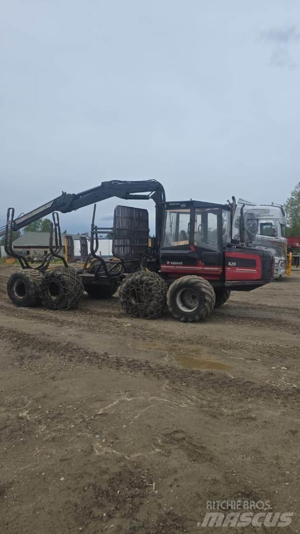 Valmet 820 Tomruk yükleyici traktörler