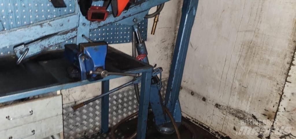 Volvo huoltoauto Kapali kasa kamyonlar