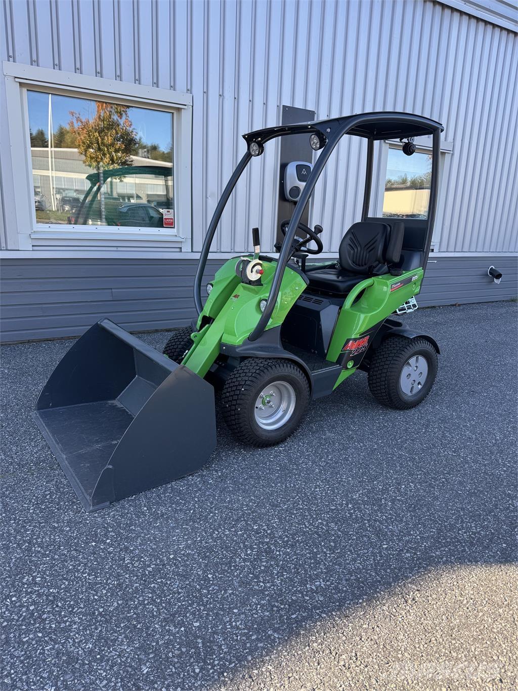 Avant 225 med skopa Skid steer loderler