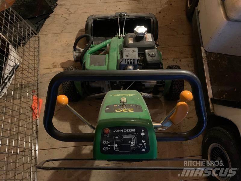 John Deere 220 Mobil çim biçme makineleri