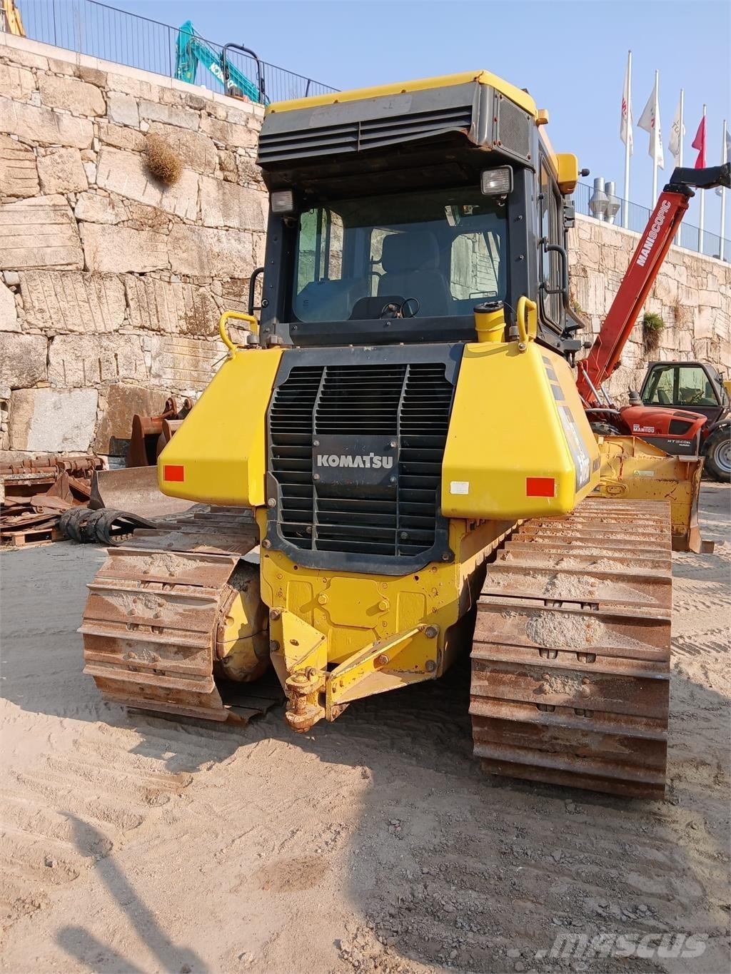 Komatsu D51PXI-22 Boru döşeme dozerleri